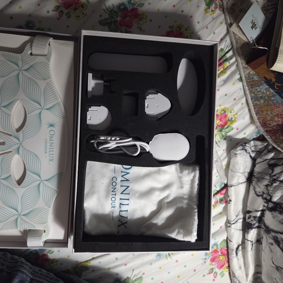 Omnilux Contour LED Face Mask - White and Green - Picture 4 of 7